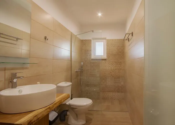 Luca Mare Bed and Breakfast Γουβιά